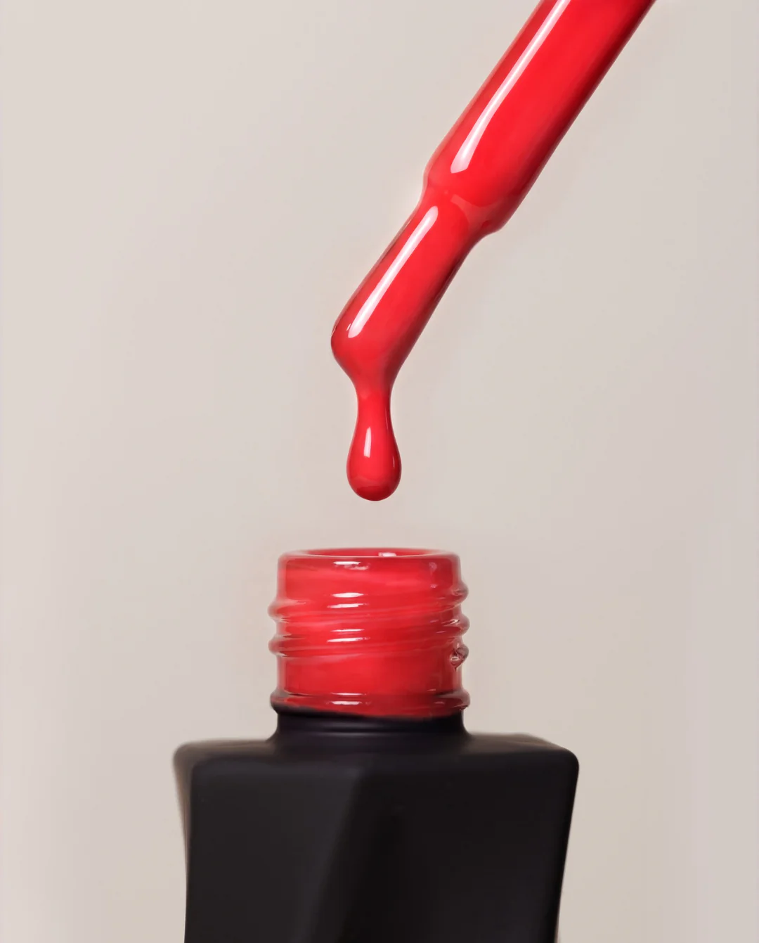 5J1A3463_AI3GlossyRed_2_resized Gel Polish Glossy Red - Evolve - Semi-permanent Nail Polish 10ml