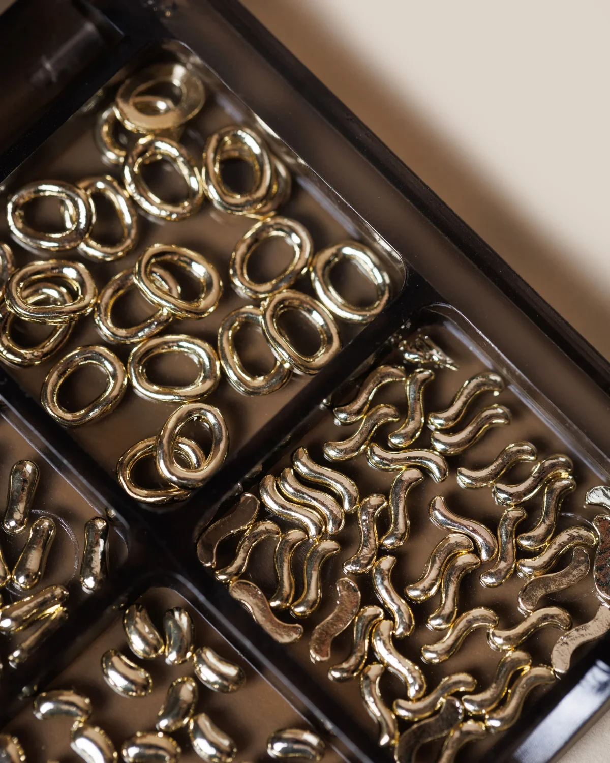 golden-details-3_18ebf4ca-7035-4184-aa2f-364fd2a284d1 Golden Details – Micro Metal Accents